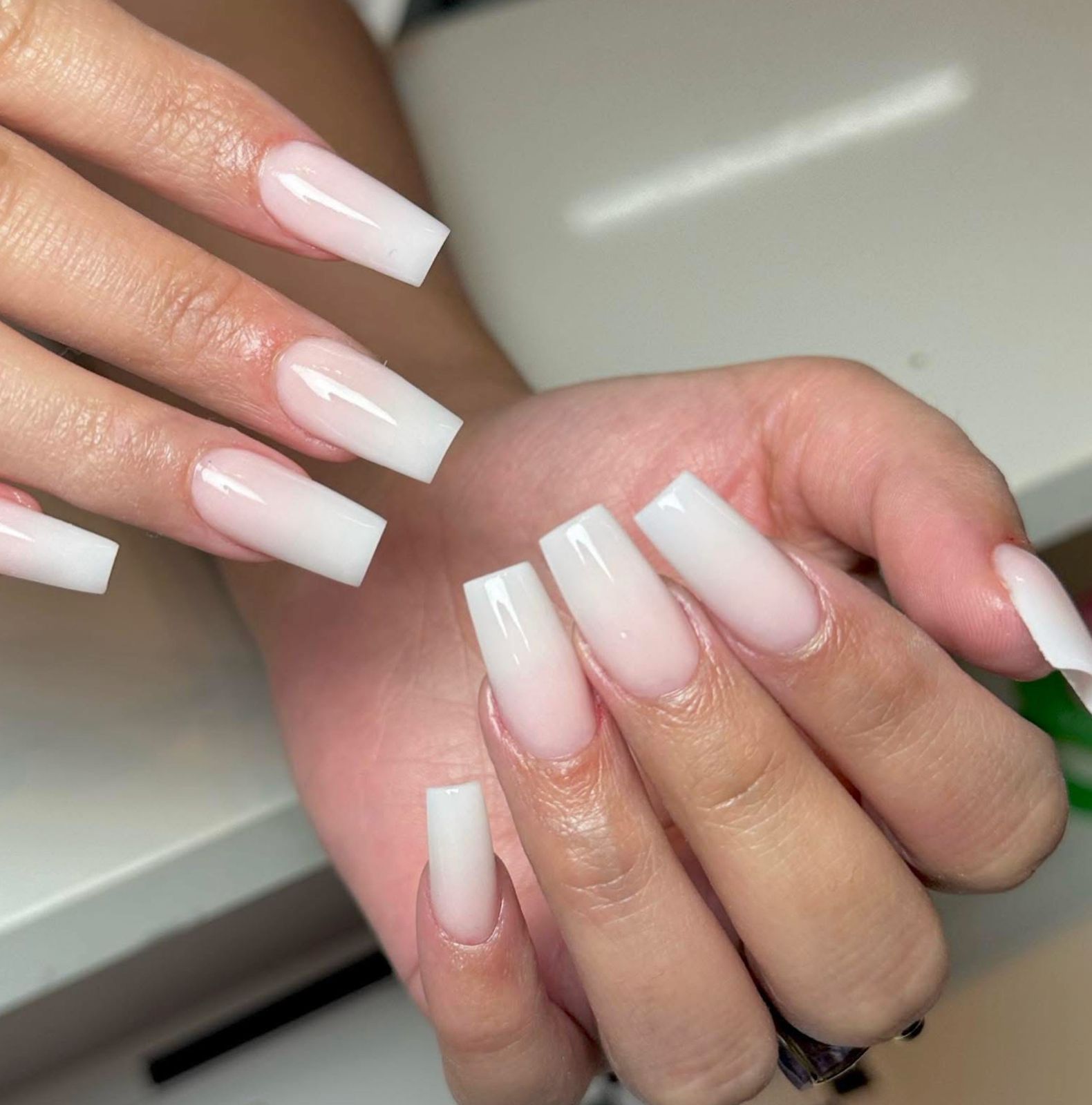 Lange witte ombre coffin-nagels