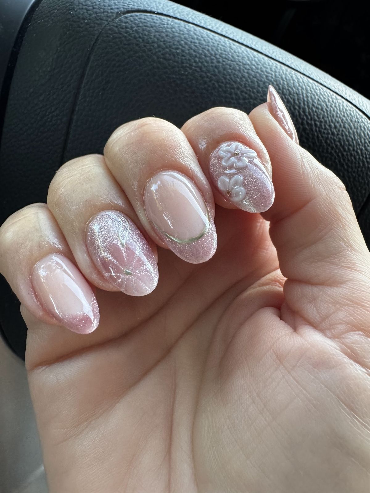 Zachtroze korte amandelnagels met witte 3D-bloemetjes
