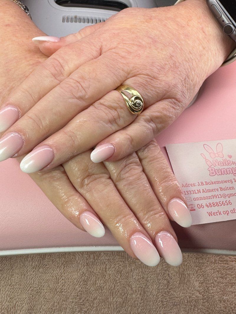 Roze ombre amandelnagels, naast het visitekaartje van Nails by Bunny
