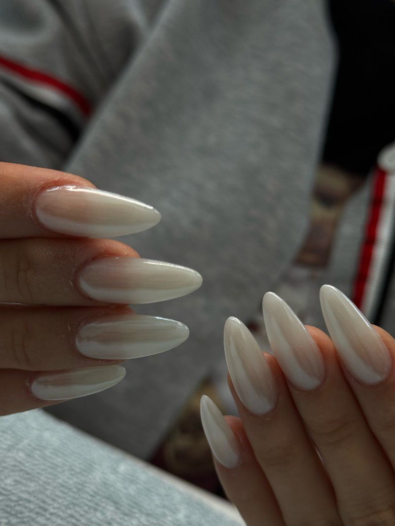 Lange melkwitte amandelnagels