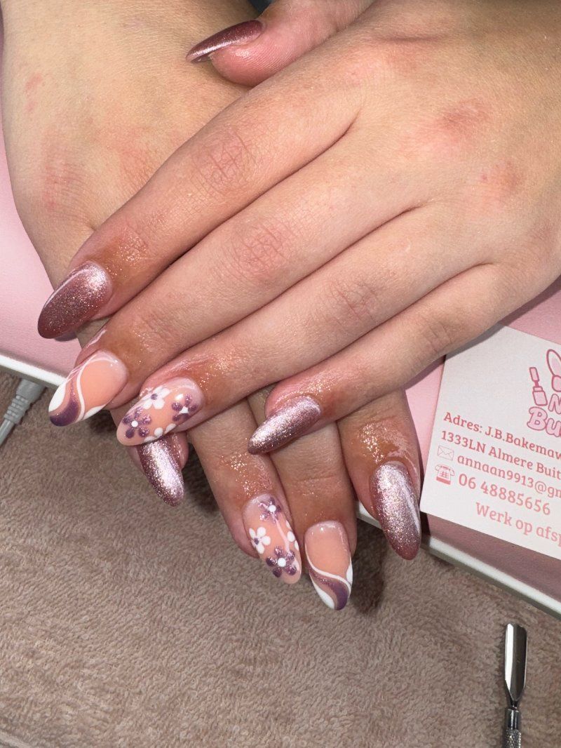 Mauve cat-eye amandelnagels met bloemetjes